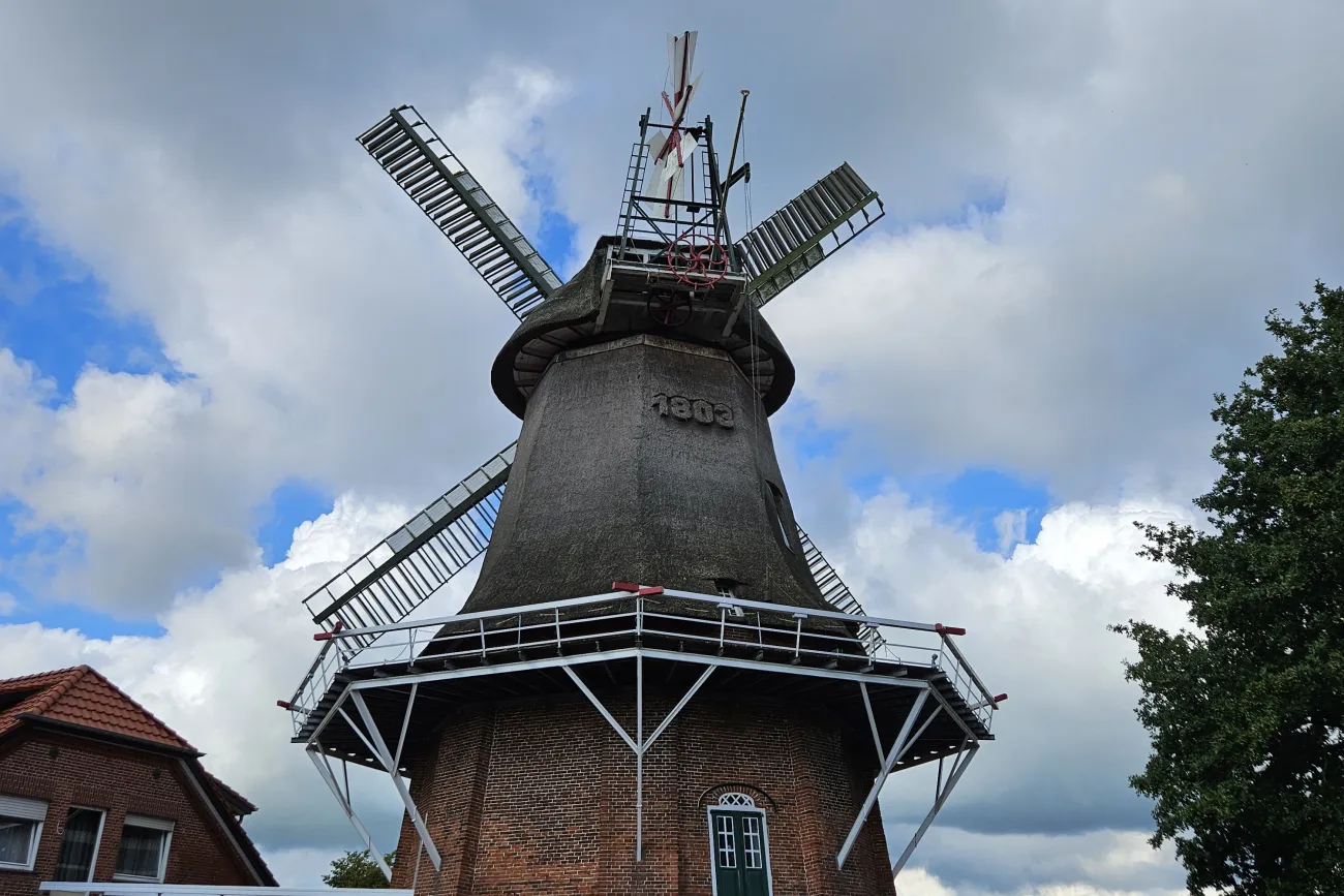 Die Windmühle in Remels mit ihren Flügeln